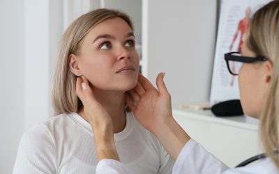 side-view-doctor-checking-woman